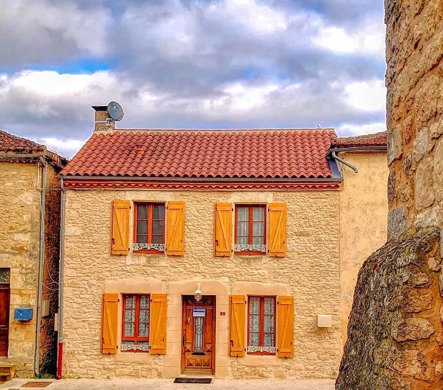 Maison de village rénovée à Villefranche du Périgord - 74 m² avec jardin et terrasse 