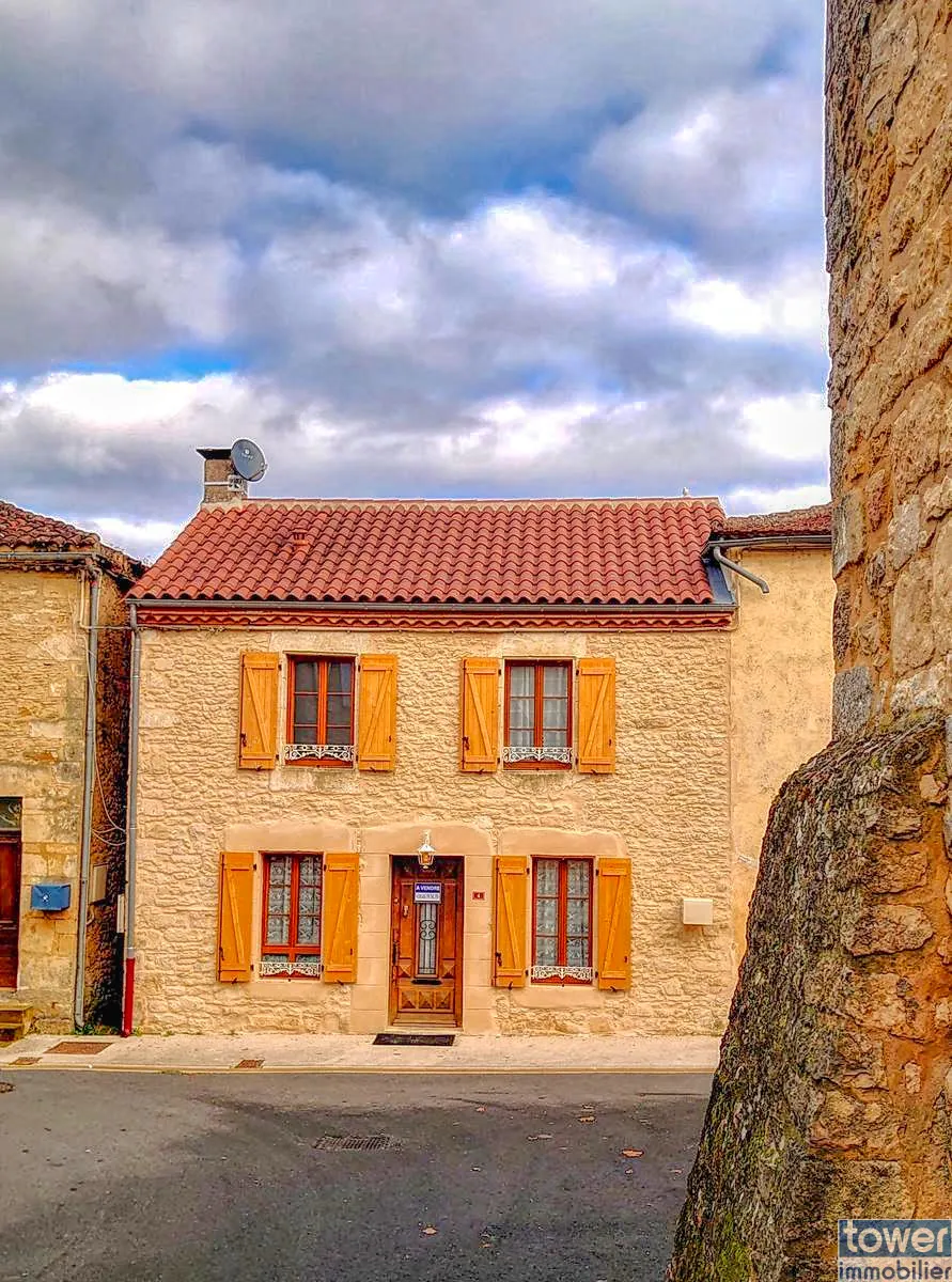 Maison de village rénovée à Villefranche du Périgord - 74 m² avec jardin et terrasse 