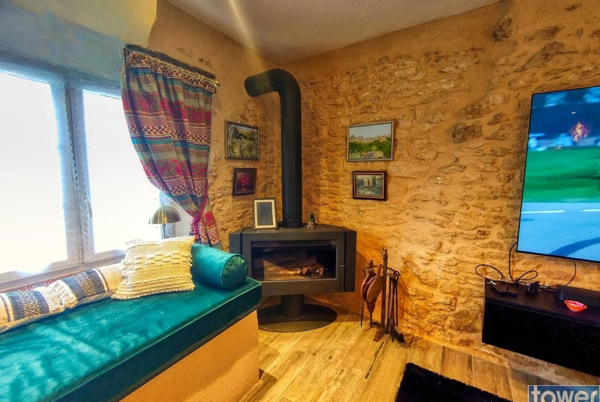 Maison de village rénovée à Villefranche du Périgord - 74 m² avec jardin et terrasse 
