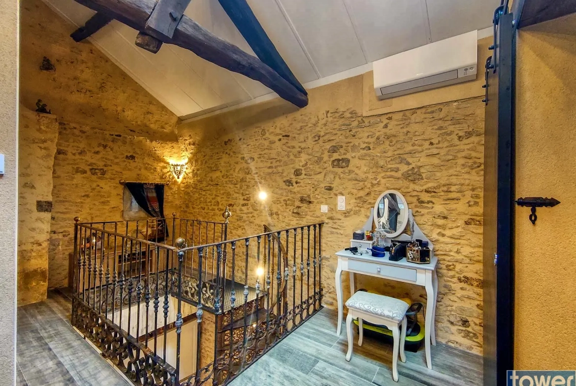 Maison de village rénovée à Villefranche du Périgord - 74 m² avec jardin et terrasse 