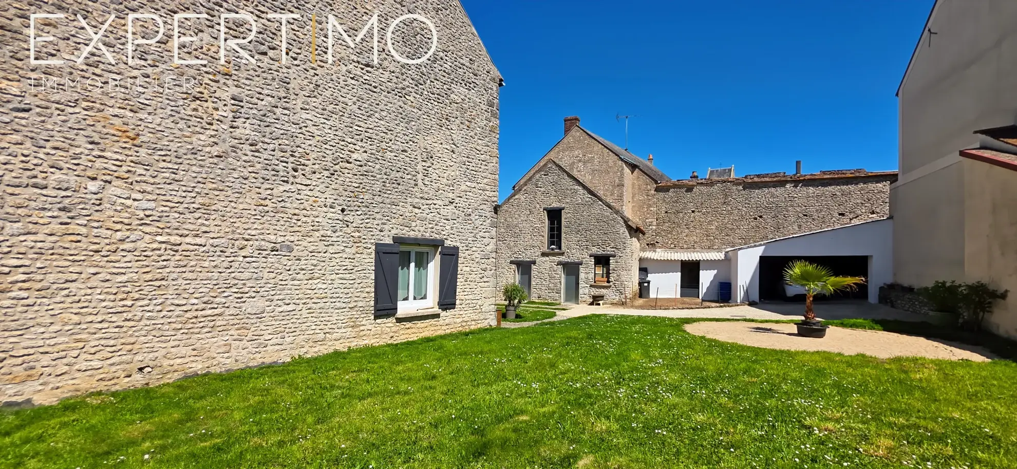 Maison de charme en pierres à Rouvray-Saint-Denis avec dépendances et jardin clos 