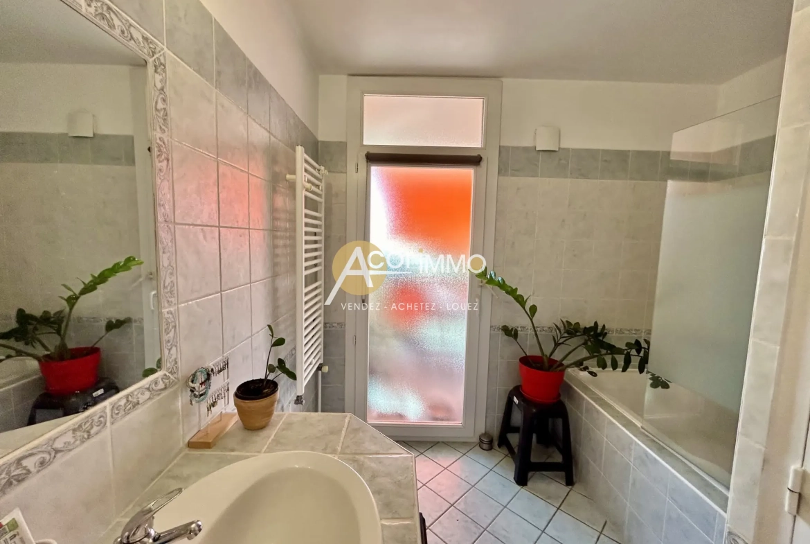 Appartement traversant de 100 m² avec terrasse à La Seyne-sur-Mer 