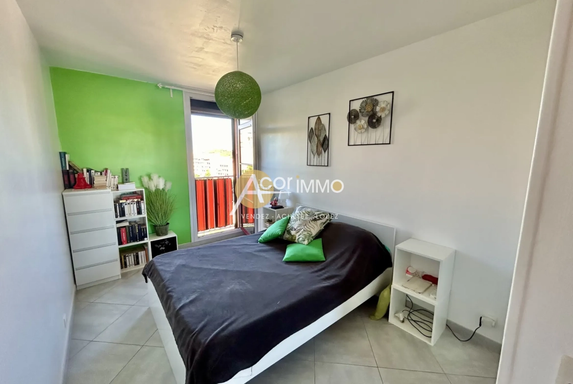 Appartement traversant de 100 m² avec terrasse à La Seyne-sur-Mer 