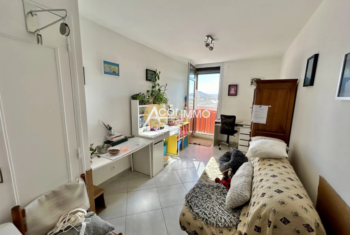 Appartement traversant de 100 m² avec terrasse à La Seyne-sur-Mer 