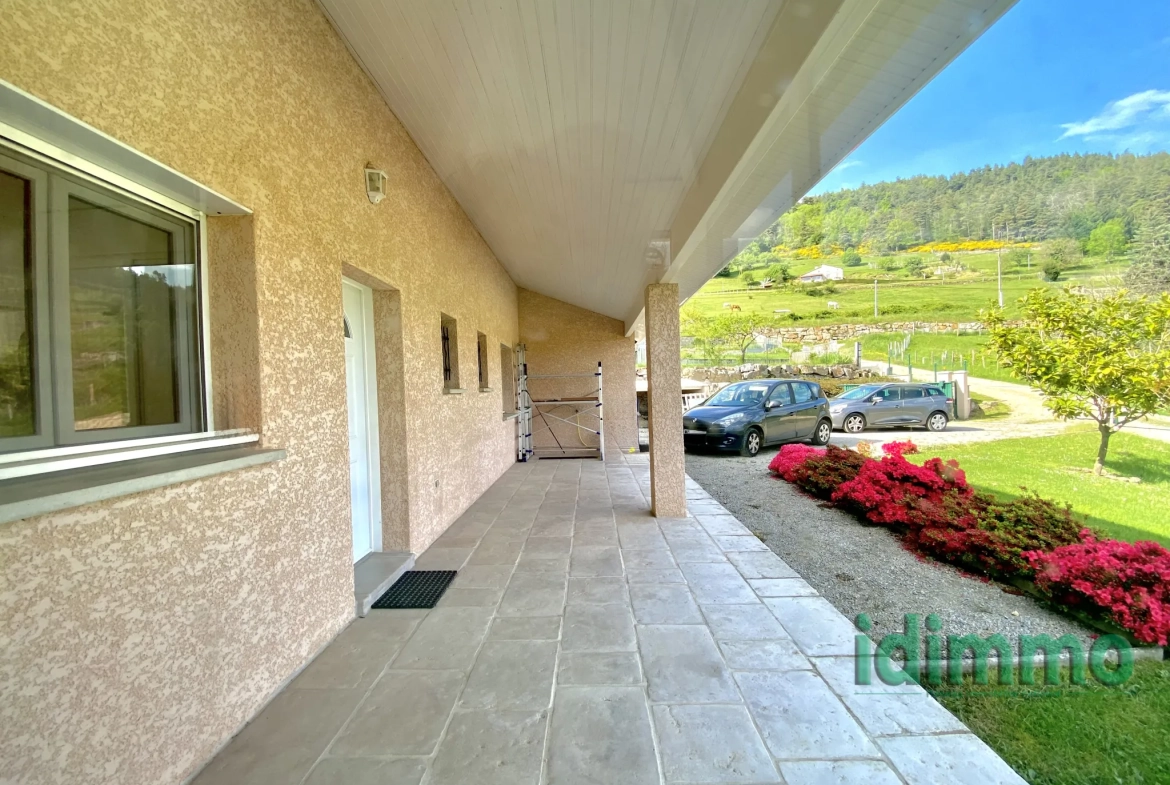 Maison de plain-pied avec véranda à Vanosc – 3 chambres, terrain de 1700 m² 