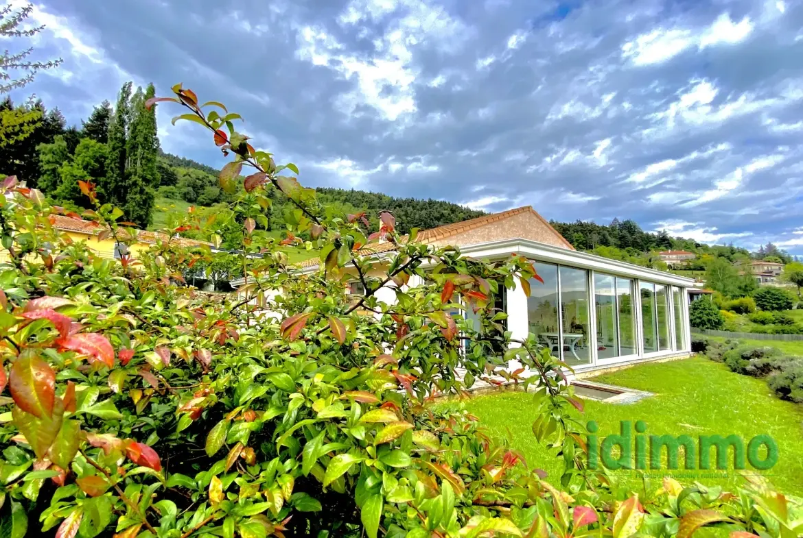 Maison de plain-pied avec véranda à Vanosc – 3 chambres, terrain de 1700 m² 