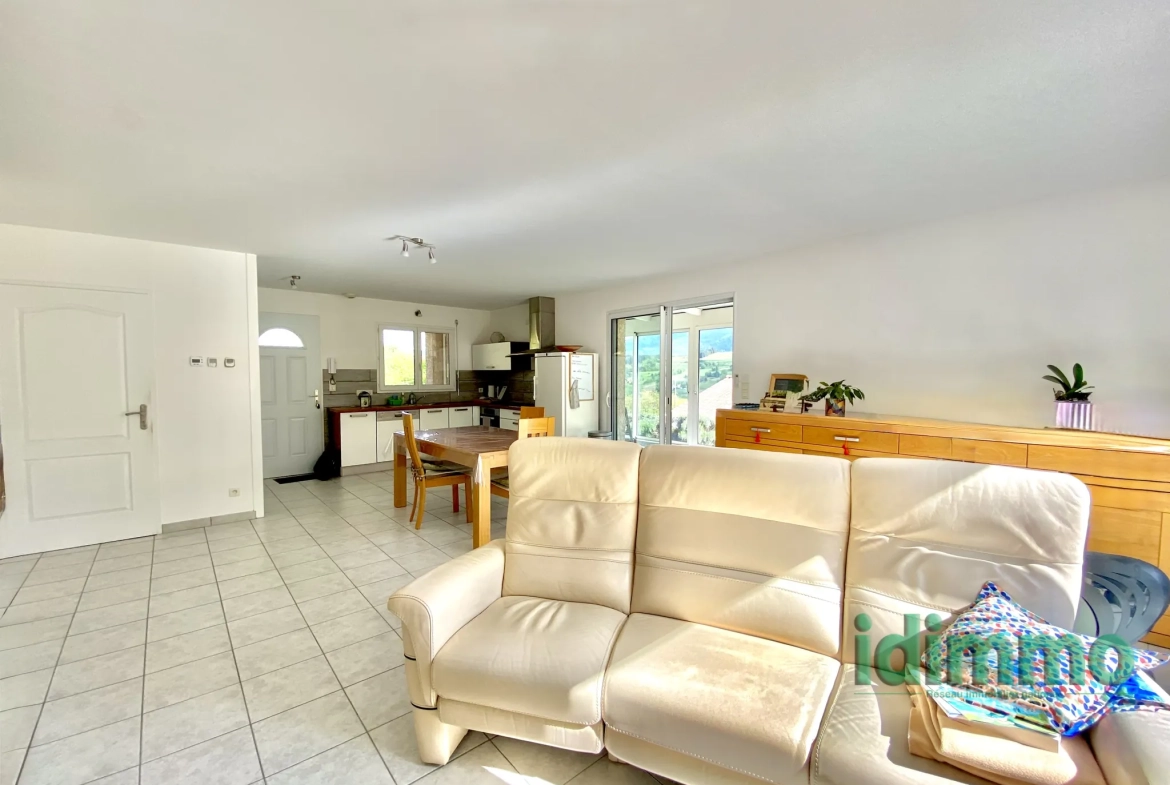 Maison de plain-pied avec véranda à Vanosc – 3 chambres, terrain de 1700 m² 