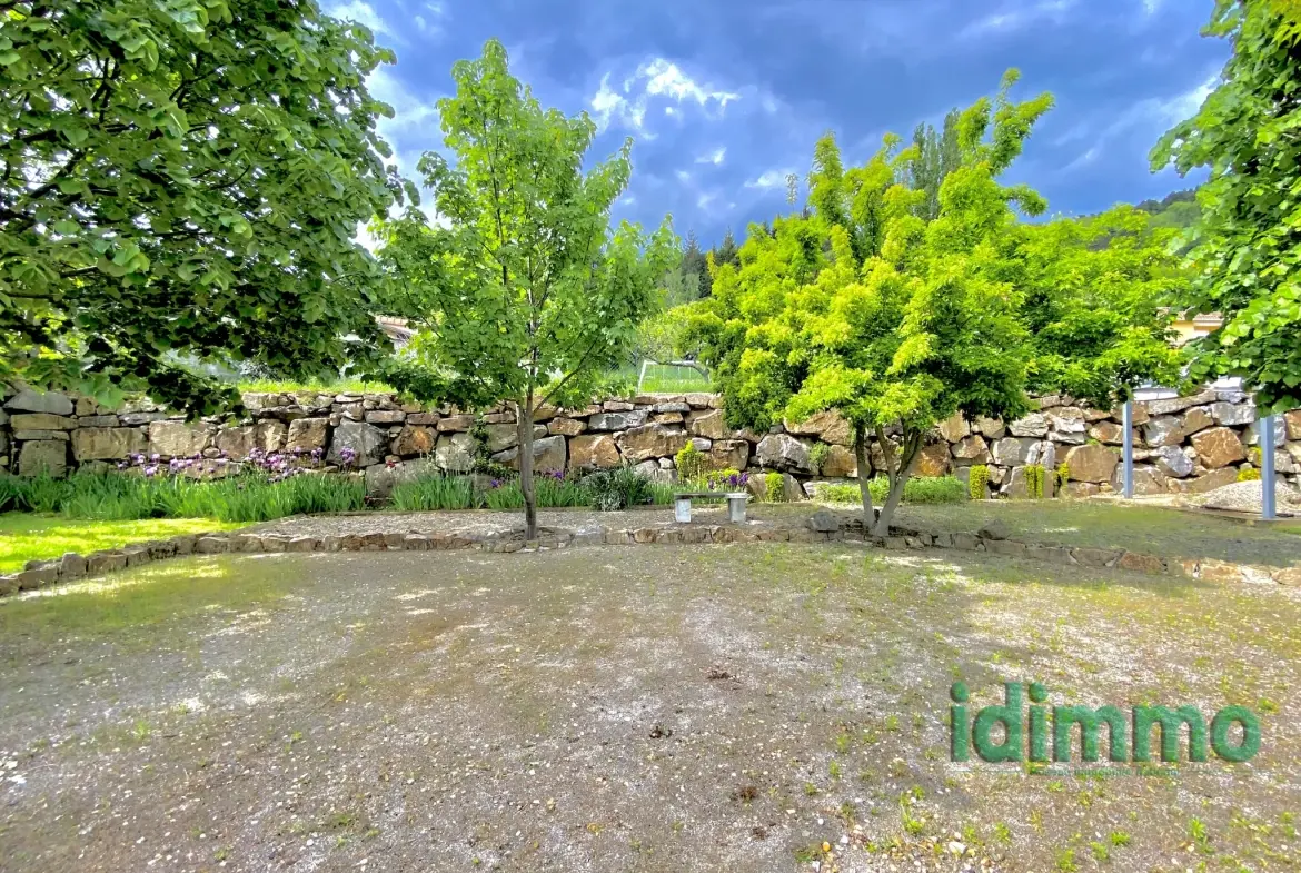 Maison de plain-pied avec véranda à Vanosc – 3 chambres, terrain de 1700 m² 