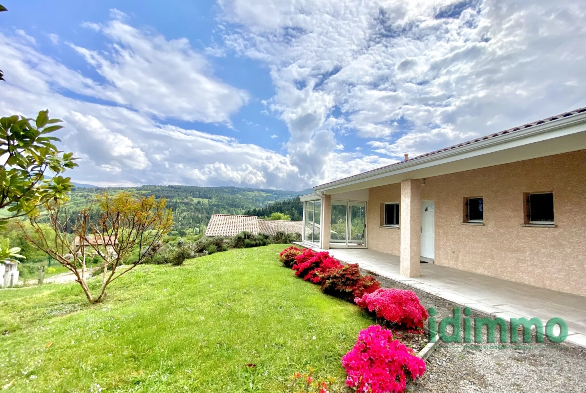 Maison de plain-pied avec véranda à Vanosc – 3 chambres, terrain de 1700 m² 