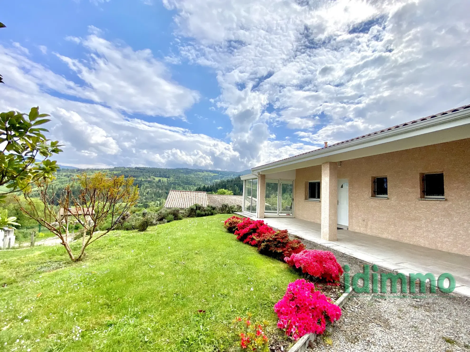 Maison de plain-pied avec véranda à Vanosc – 3 chambres, terrain de 1700 m² 