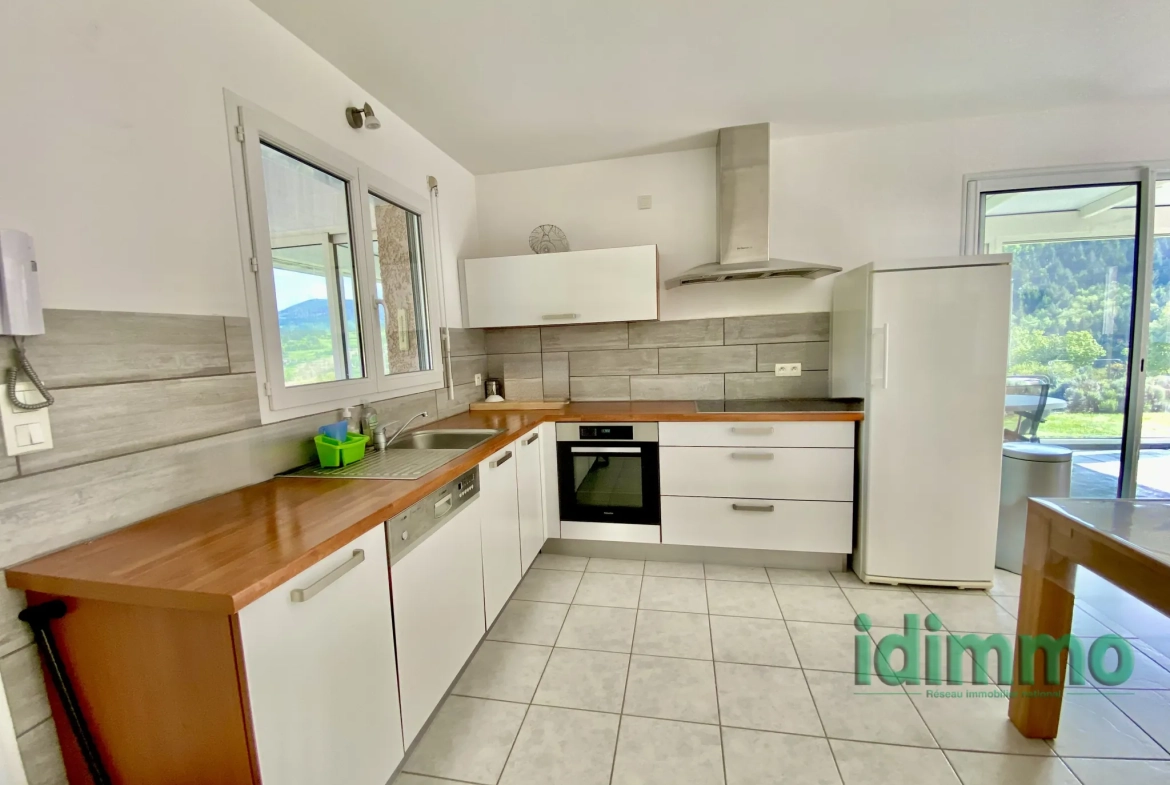 Maison de plain-pied avec véranda à Vanosc – 3 chambres, terrain de 1700 m² 
