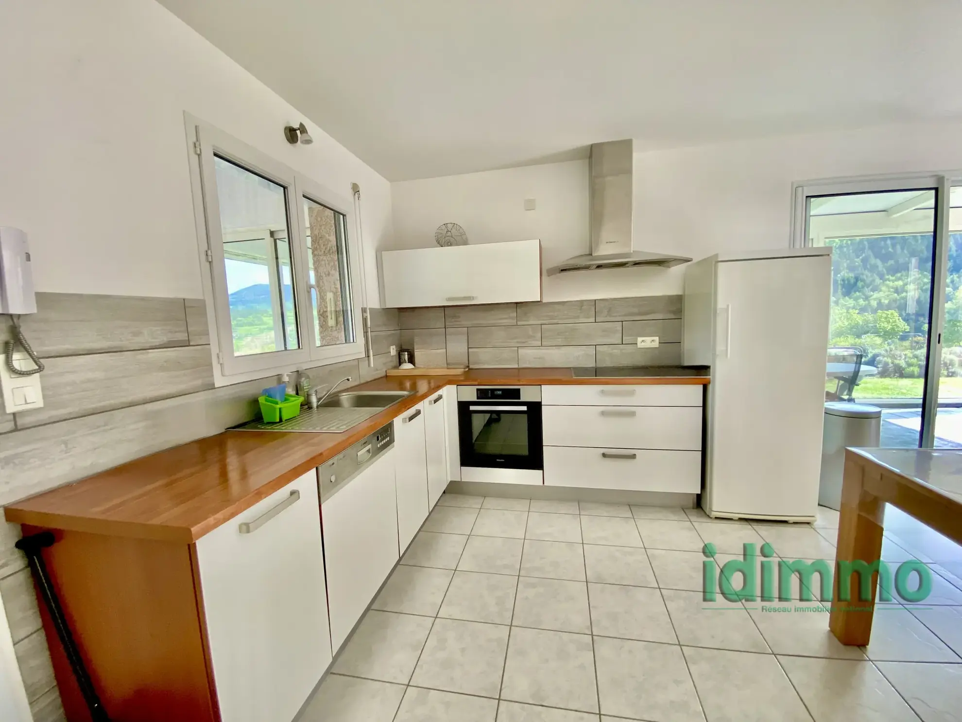 Maison de plain-pied avec véranda à Vanosc – 3 chambres, terrain de 1700 m² 