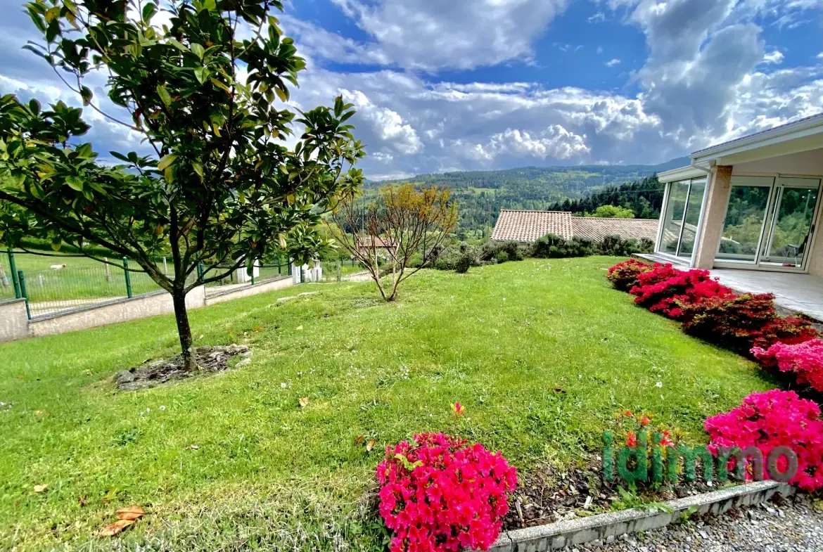 Maison de plain-pied avec véranda à Vanosc – 3 chambres, terrain de 1700 m² 