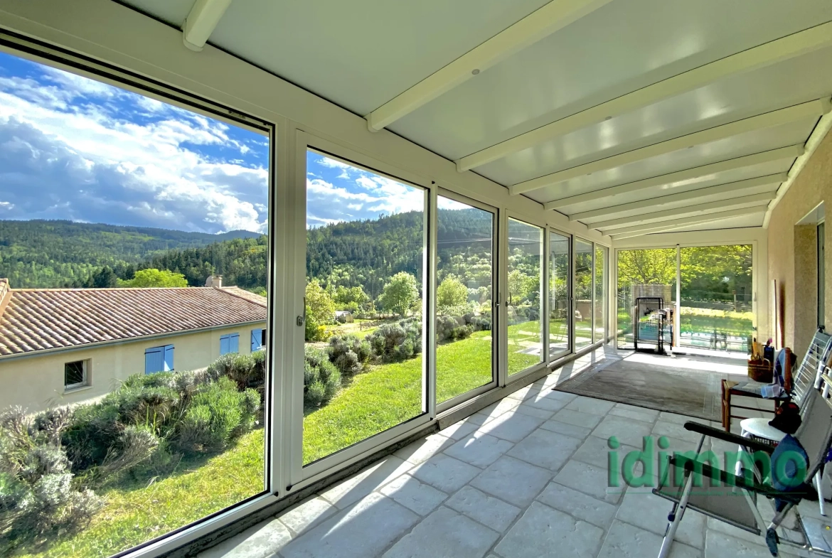 Maison de plain-pied avec véranda à Vanosc – 3 chambres, terrain de 1700 m² 