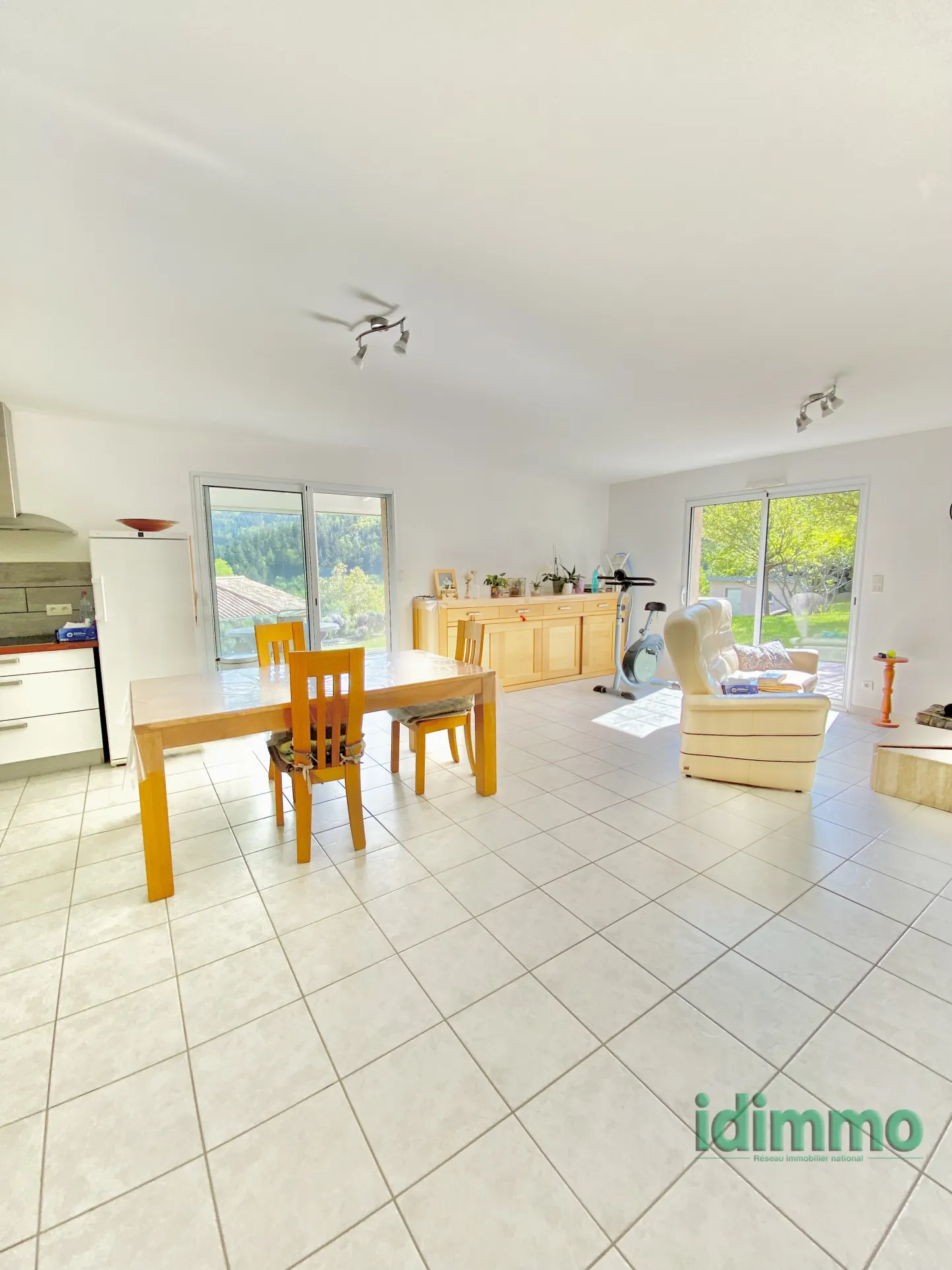 Maison de plain-pied avec véranda à Vanosc – 3 chambres, terrain de 1700 m² 