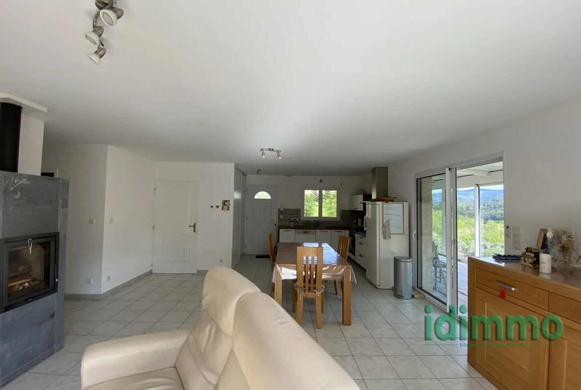 Maison de plain-pied avec véranda à Vanosc – 3 chambres, terrain de 1700 m² 