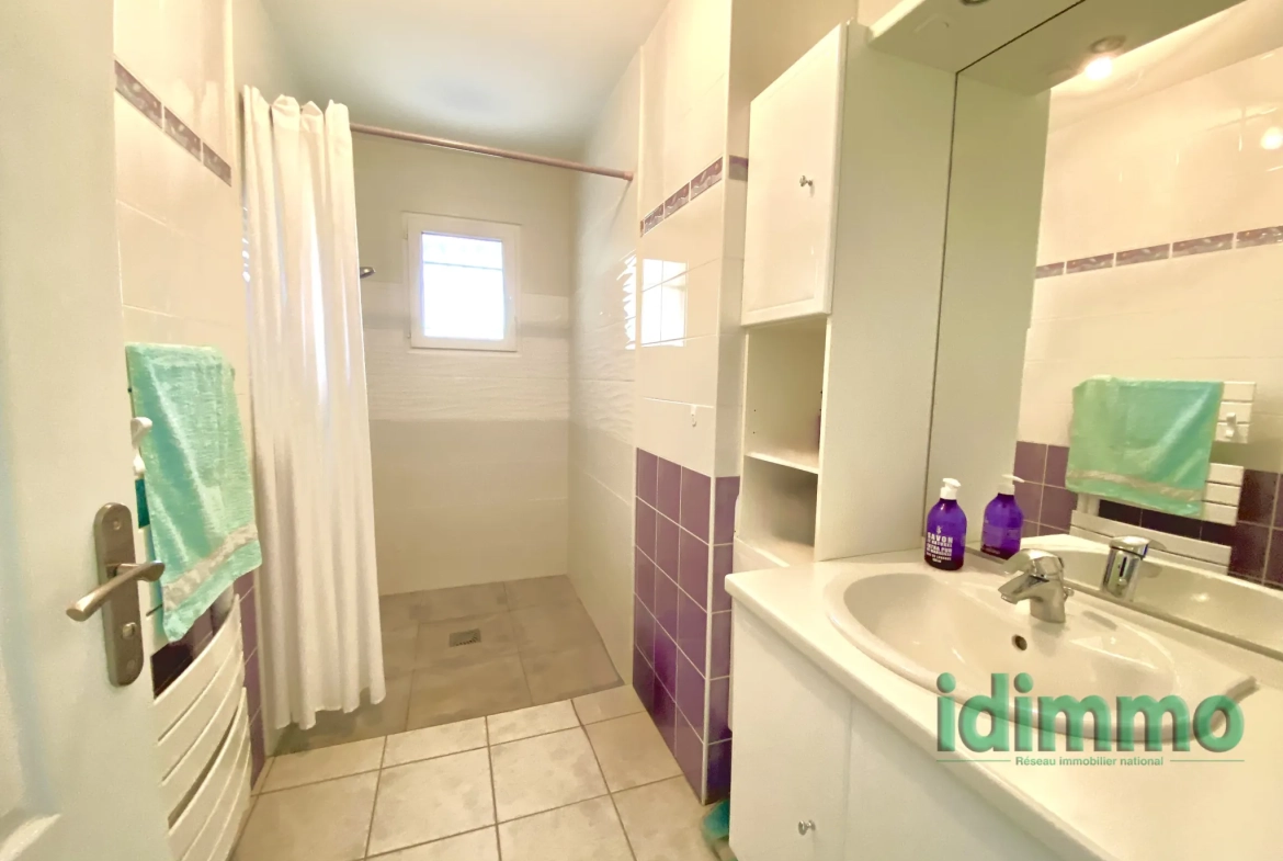 Maison de plain-pied avec véranda à Vanosc – 3 chambres, terrain de 1700 m² 