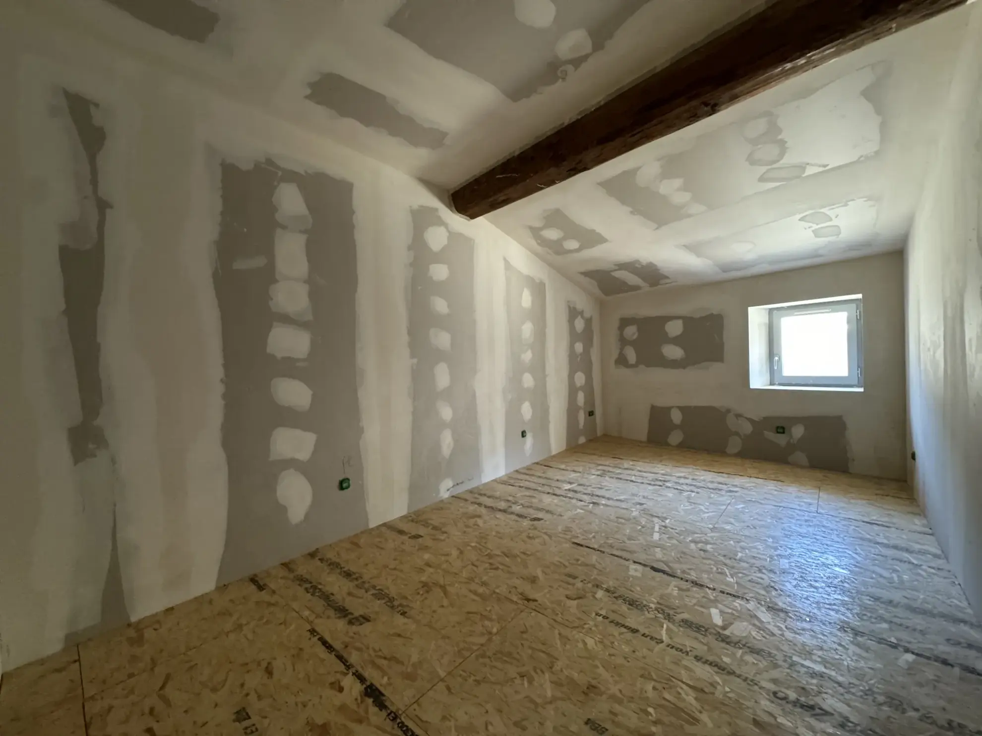Bel appartement duplex de charme avec jardin à Sommières, idéalement situé dans l'hyper centre 