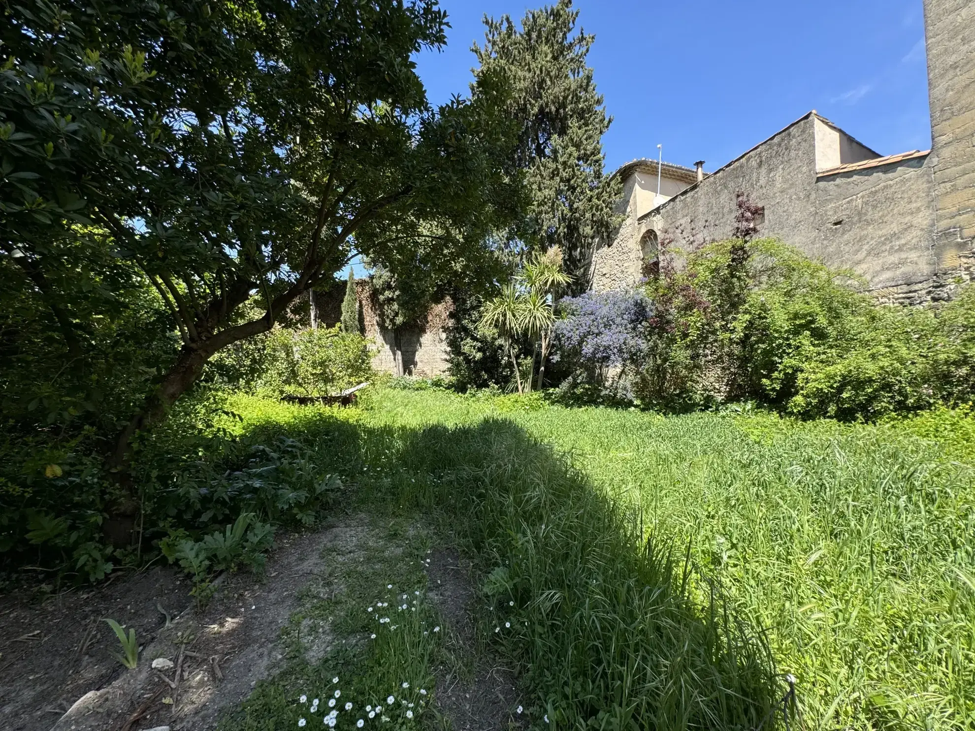 Bel appartement duplex de charme avec jardin à Sommières, idéalement situé dans l'hyper centre 