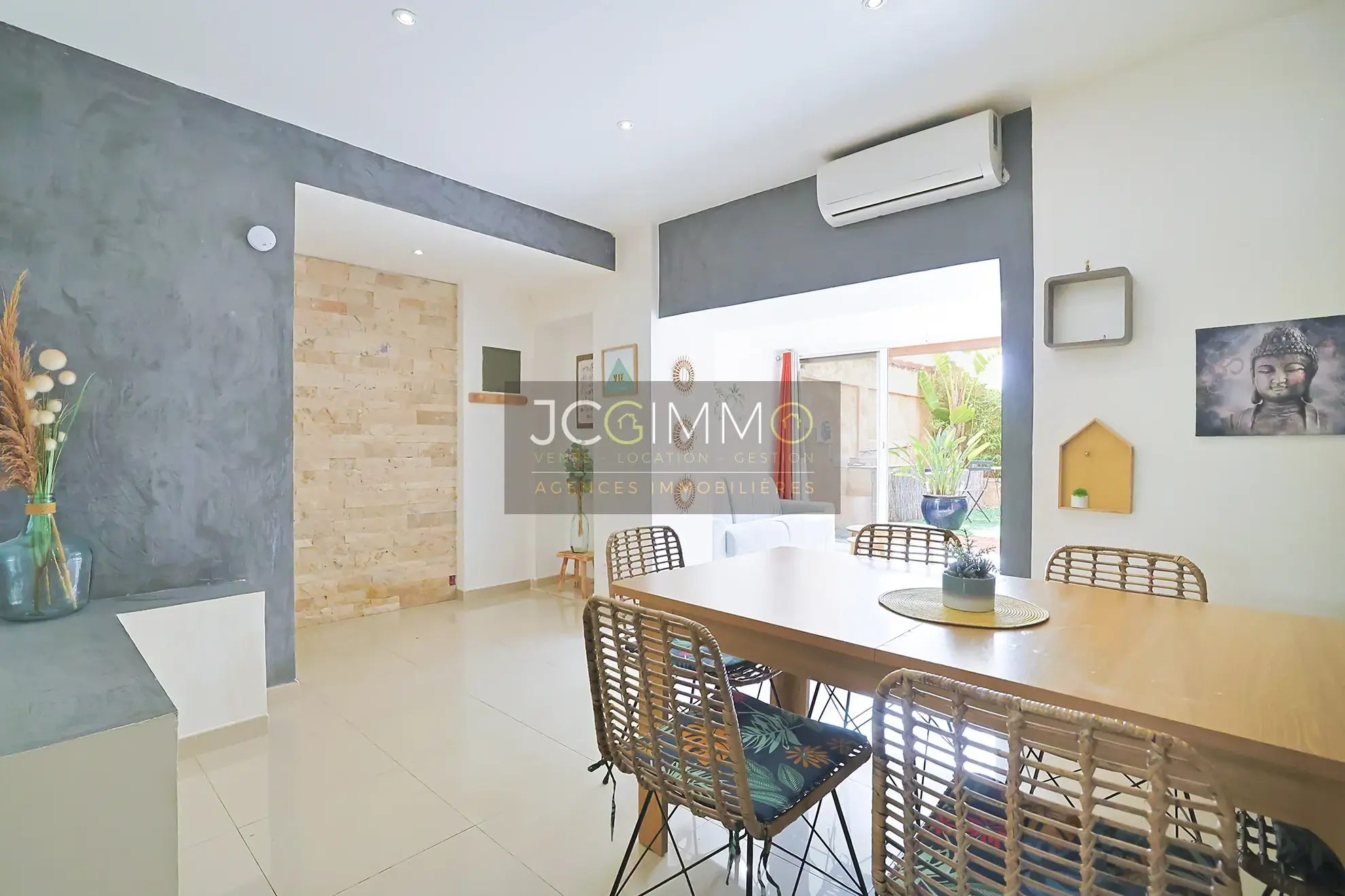 Appartement T2 rénové avec terrasse à Toulon – 54 m², mobilier inclus 