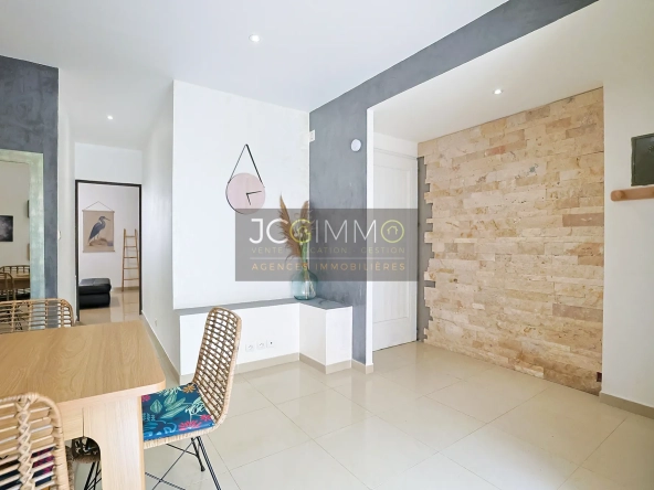 Appartement T2 rénové avec terrasse à Toulon – 54 m², mobilier inclus 