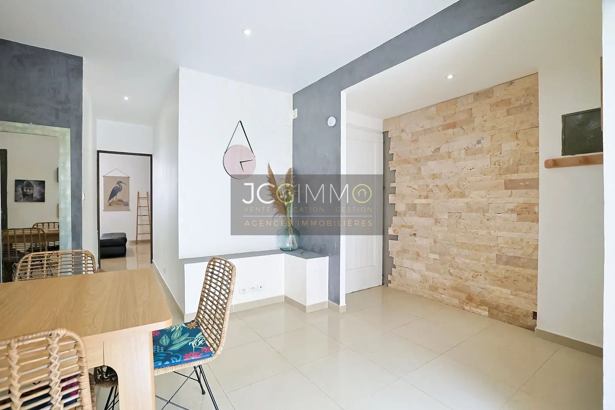 Appartement T2 rénové avec terrasse à Toulon – 54 m², mobilier inclus 
