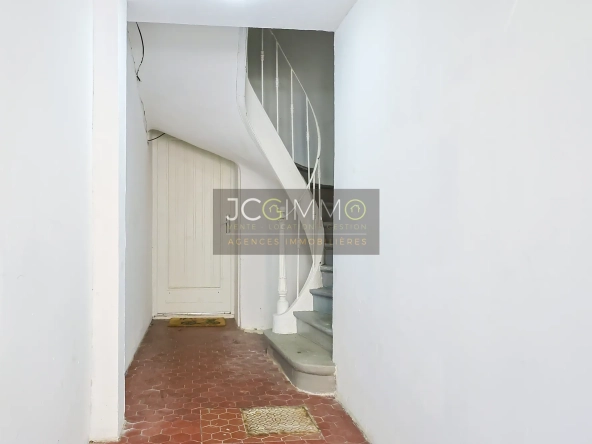 Appartement T2 rénové avec terrasse à Toulon – 54 m², mobilier inclus 