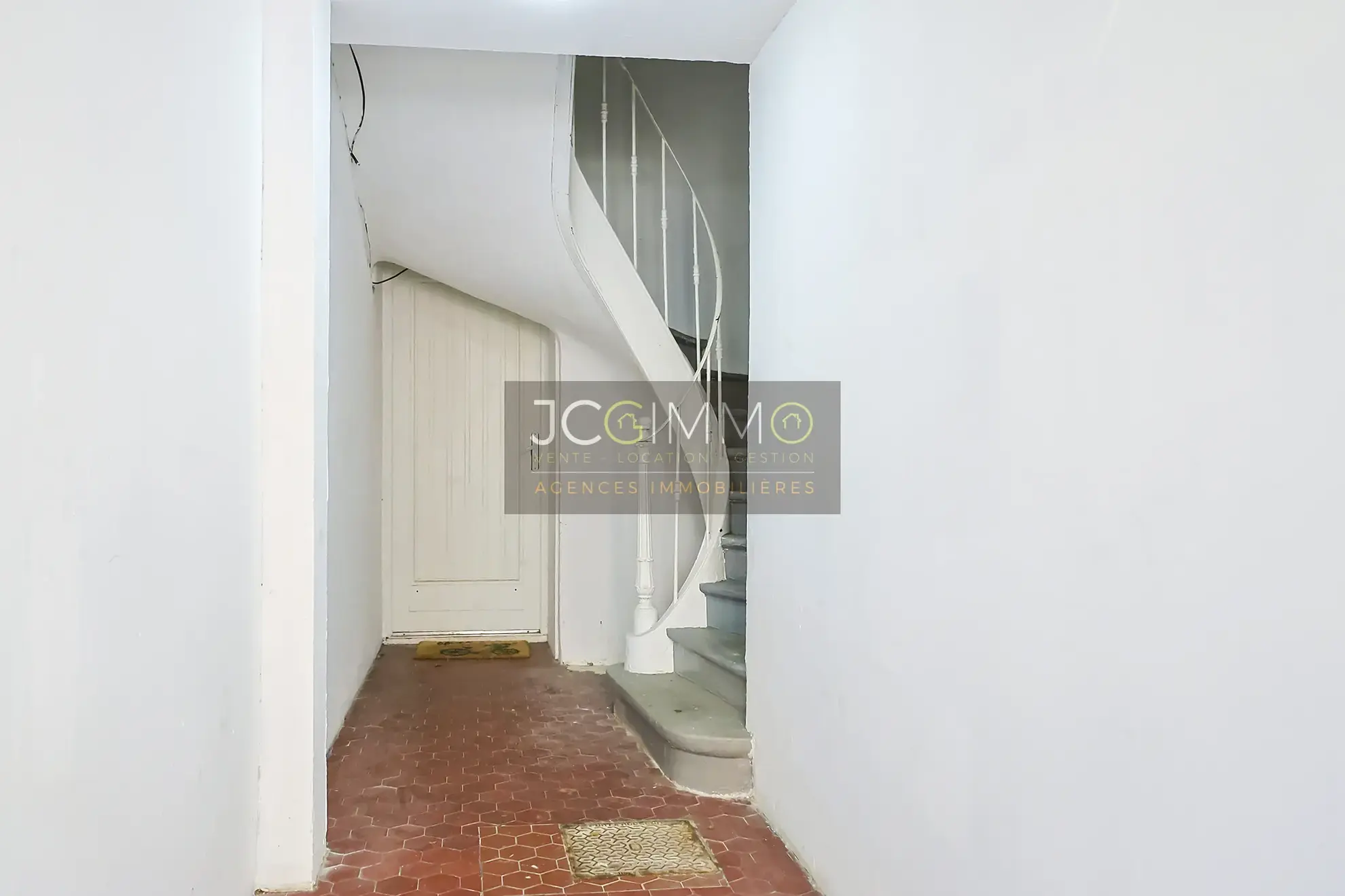 Appartement T2 rénové avec terrasse à Toulon – 54 m², mobilier inclus 