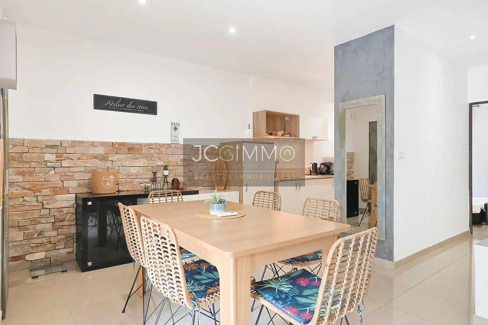 Appartement T2 rénové avec terrasse à Toulon – 54 m², mobilier inclus 