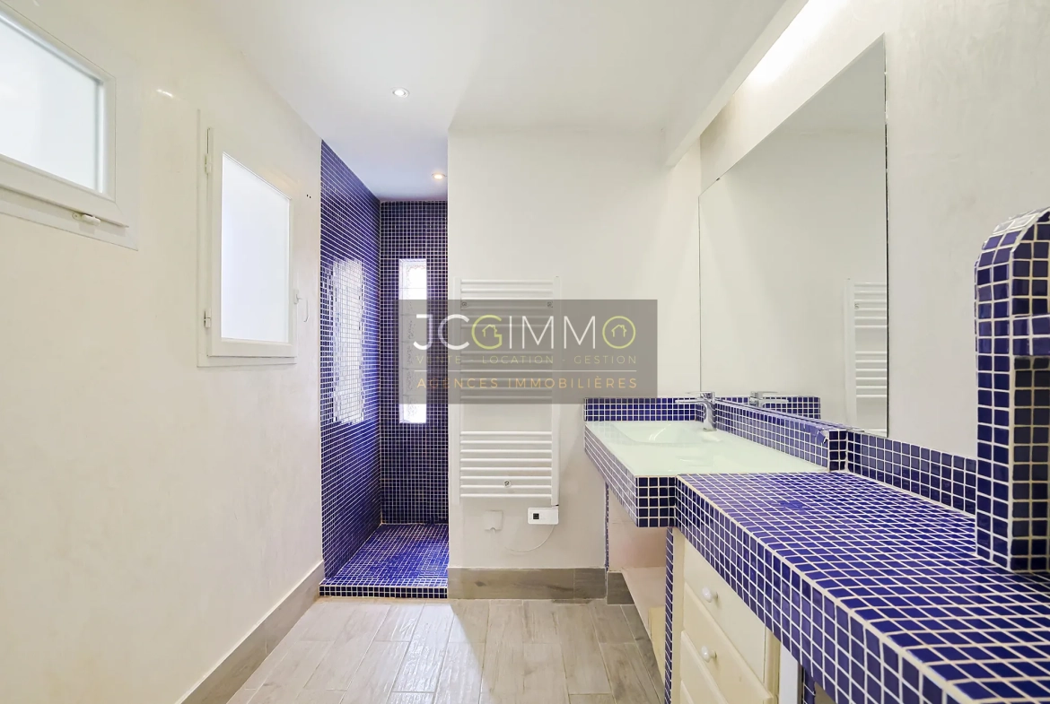 Appartement T2 rénové avec terrasse à Toulon – 54 m², mobilier inclus 