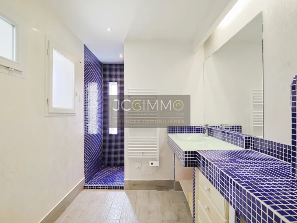 Appartement T2 rénové avec terrasse à Toulon – 54 m², mobilier inclus 