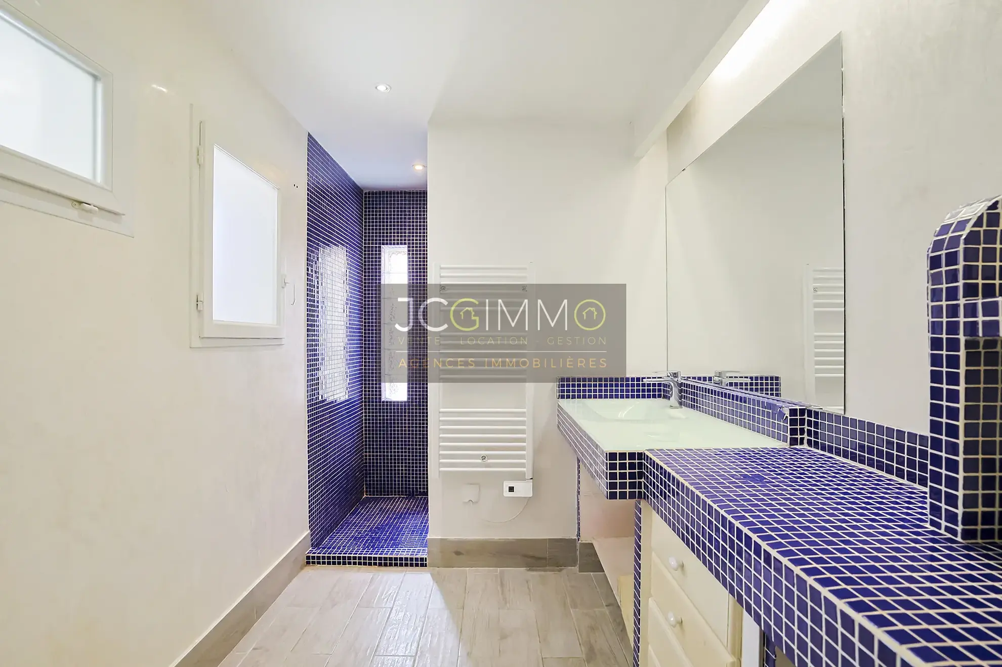 Appartement T2 rénové avec terrasse à Toulon – 54 m², mobilier inclus 