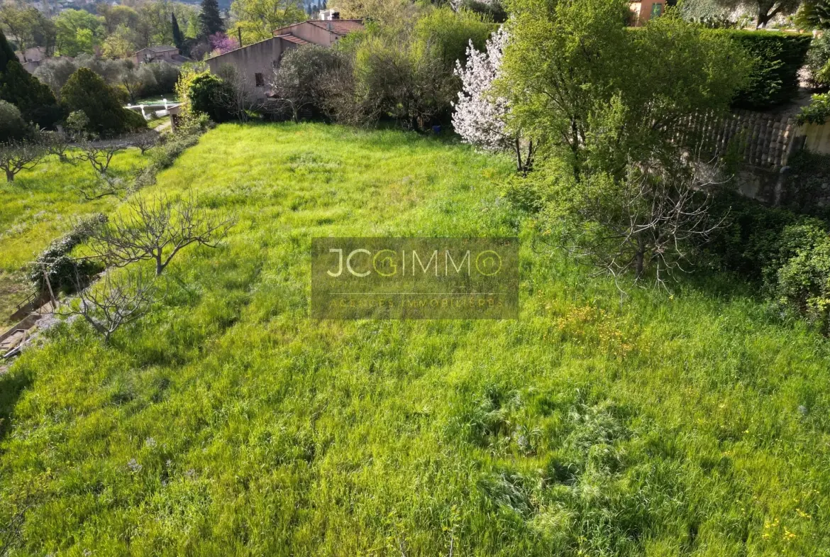 Terrain constructible viabilisé de 470 m² à Solliès-Toucas idéal pour maison lumineuse 