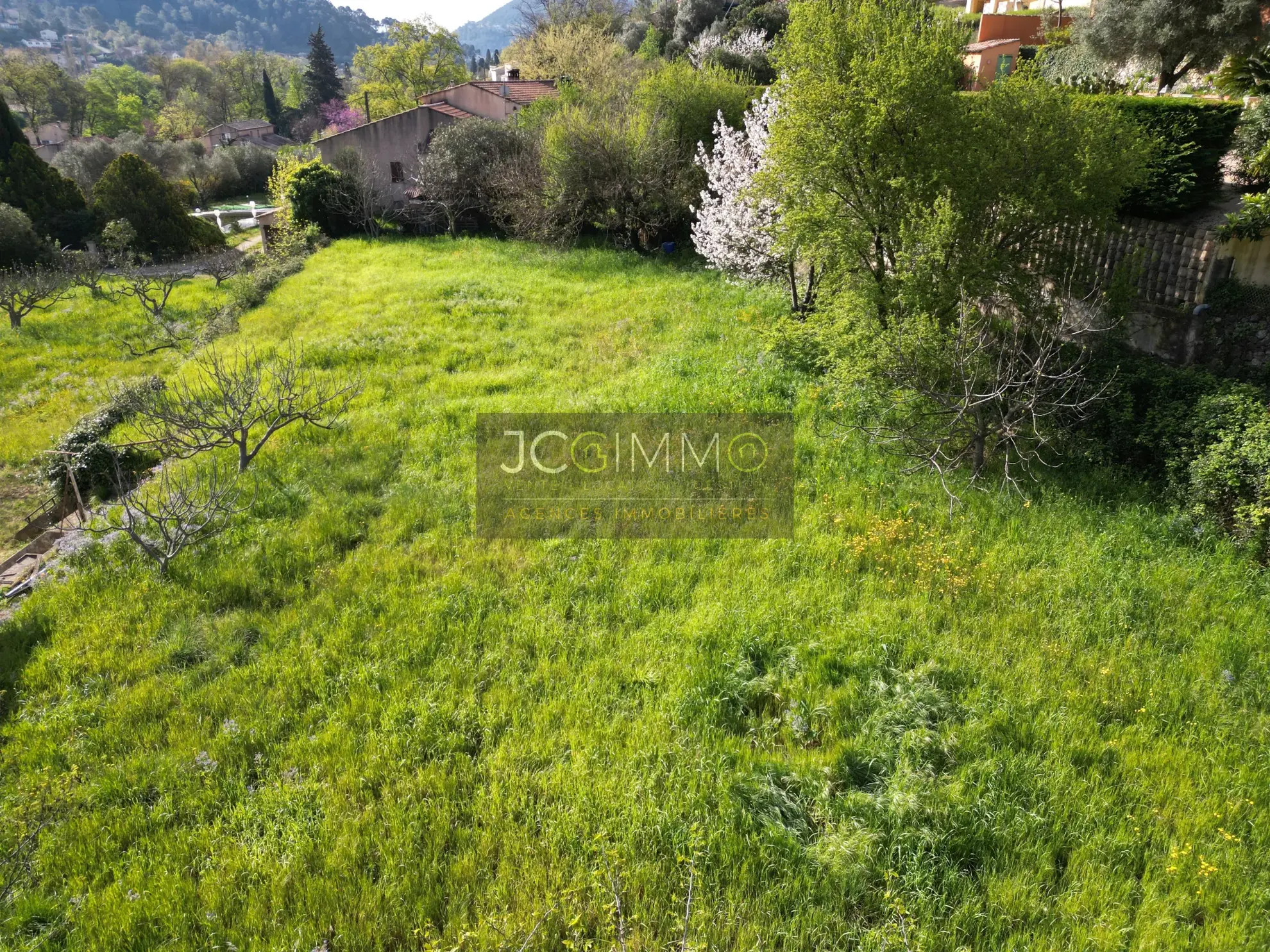 Terrain constructible viabilisé de 470 m² à Solliès-Toucas idéal pour maison lumineuse 