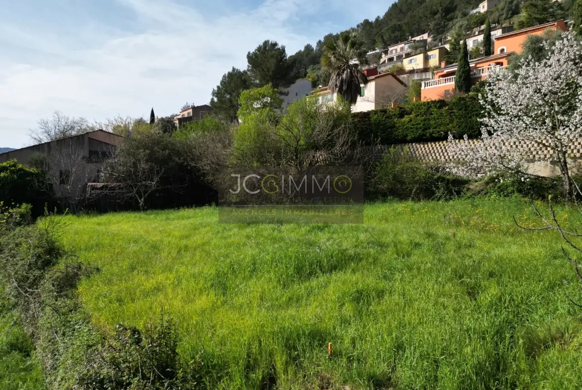Terrain constructible viabilisé de 470 m² à Solliès-Toucas idéal pour maison lumineuse 