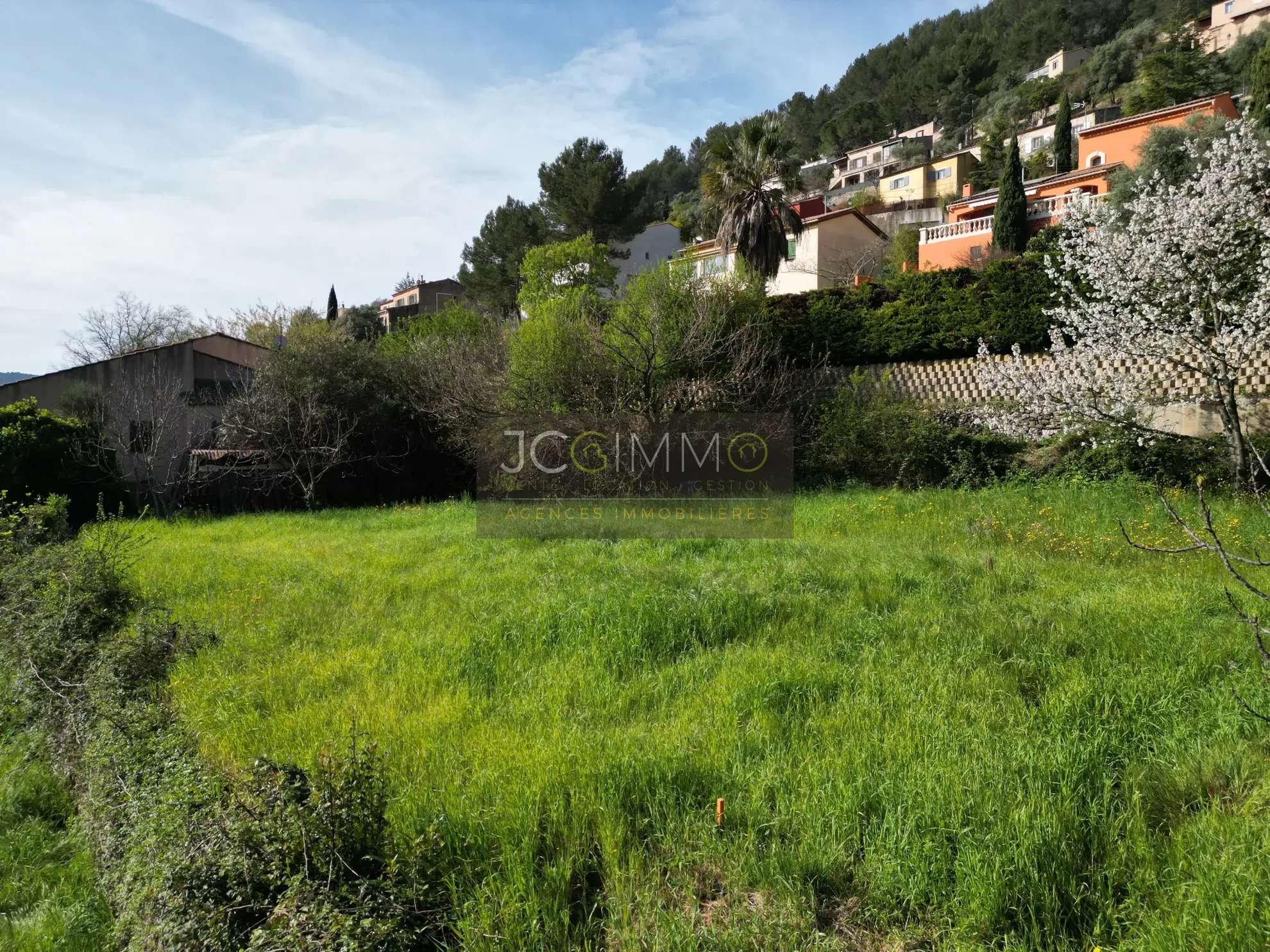 Terrain constructible viabilisé de 470 m² à Solliès-Toucas idéal pour maison lumineuse 