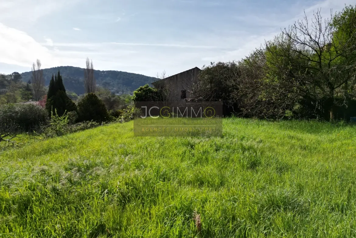 Terrain constructible viabilisé de 470 m² à Solliès-Toucas idéal pour maison lumineuse 