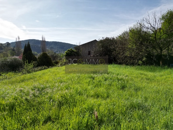 Terrain constructible viabilisé de 470 m² à Solliès-Toucas idéal pour maison lumineuse