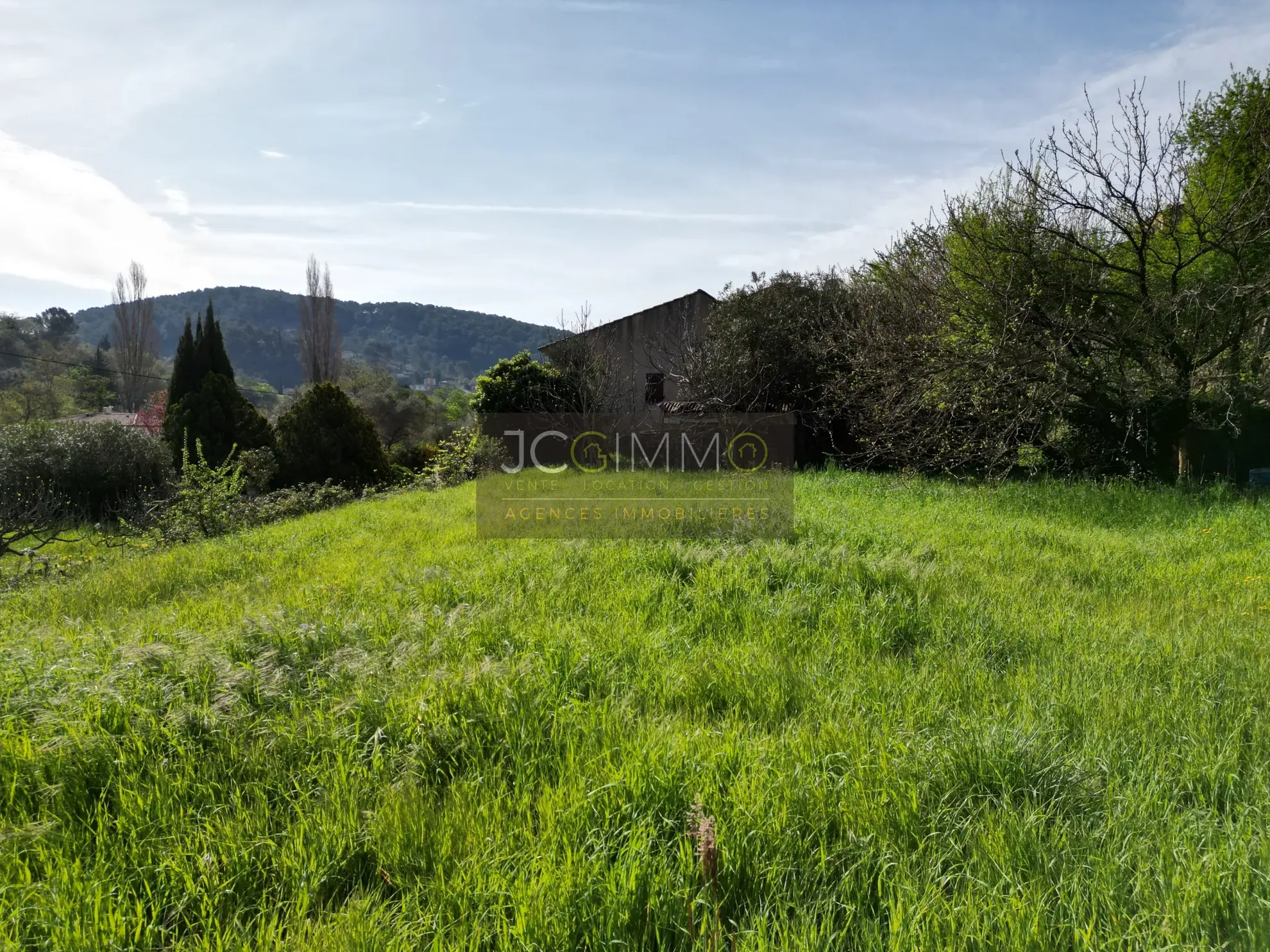 Terrain constructible viabilisé de 470 m² à Solliès-Toucas idéal pour maison lumineuse 