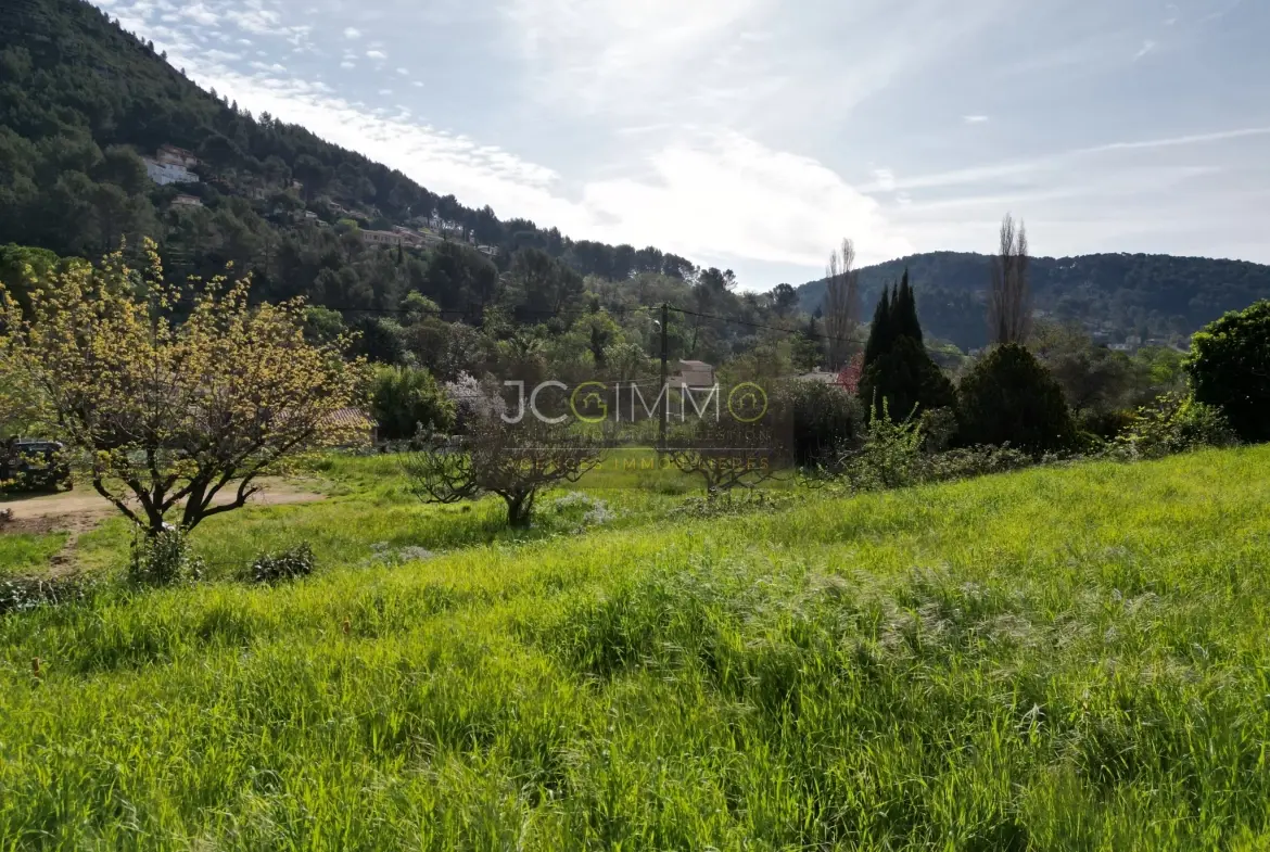 Terrain constructible viabilisé de 470 m² à Solliès-Toucas idéal pour maison lumineuse 