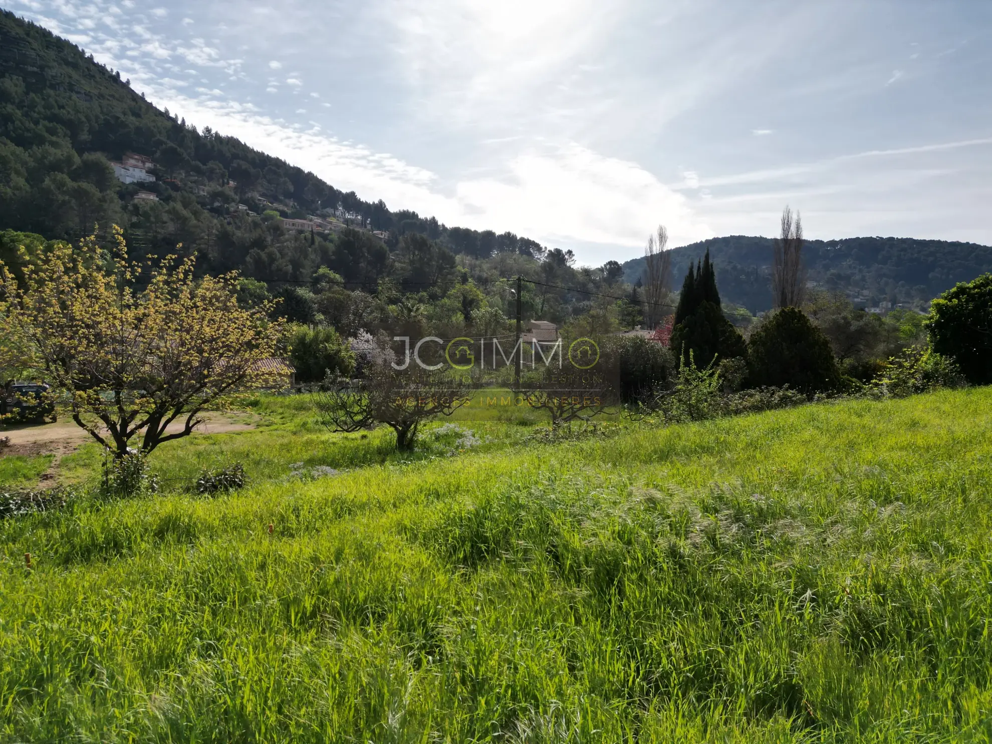 Terrain constructible viabilisé de 470 m² à Solliès-Toucas idéal pour maison lumineuse 