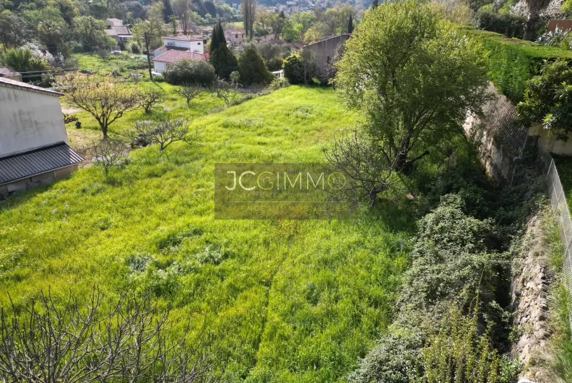 Terrain constructible viabilisé de 470 m² à Solliès-Toucas idéal pour maison lumineuse 
