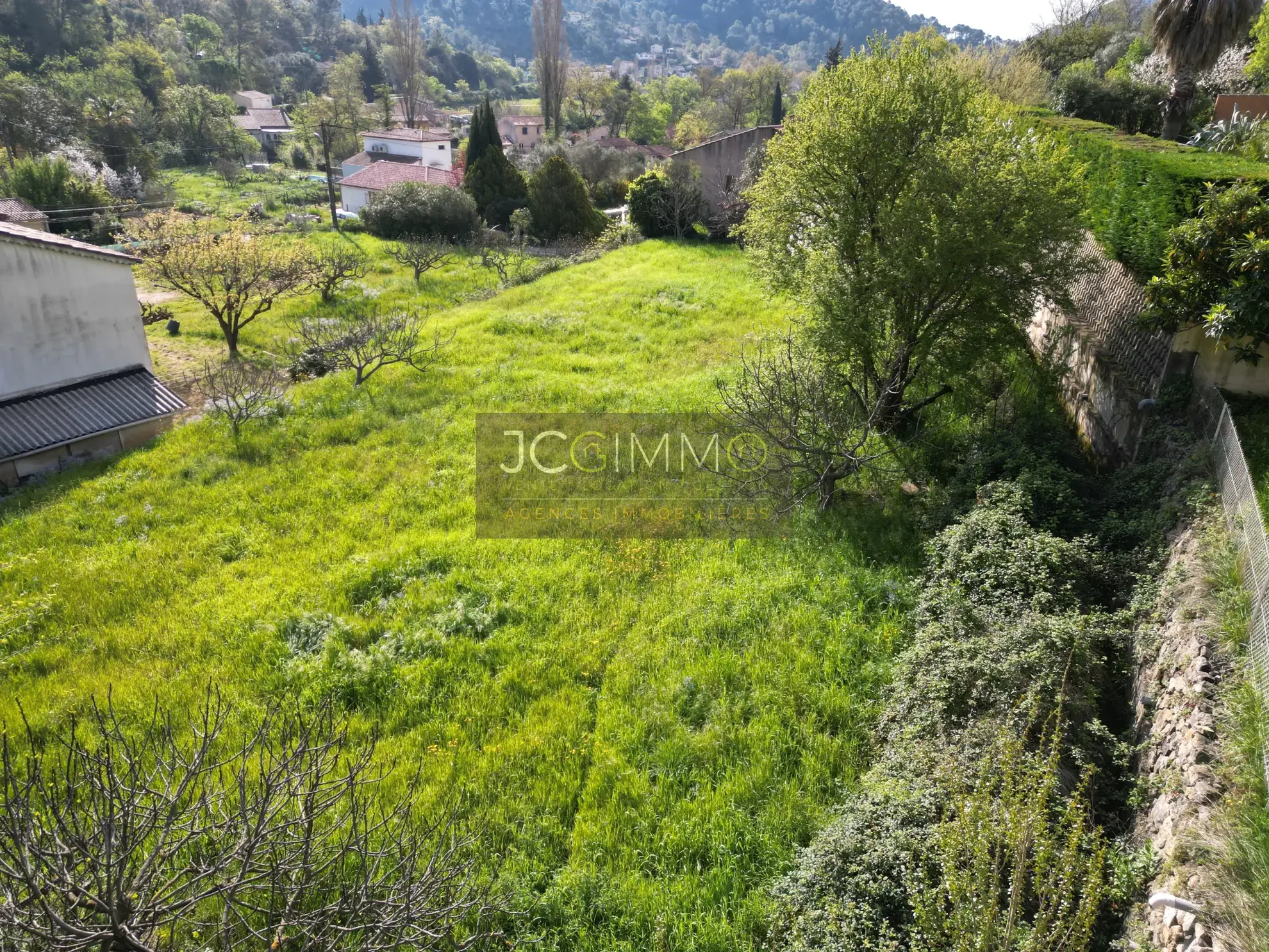 Terrain constructible viabilisé de 470 m² à Solliès-Toucas idéal pour maison lumineuse 