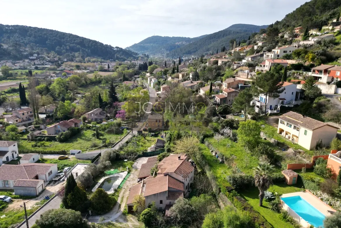 Terrain constructible viabilisé de 470 m² à Solliès-Toucas idéal pour maison lumineuse 
