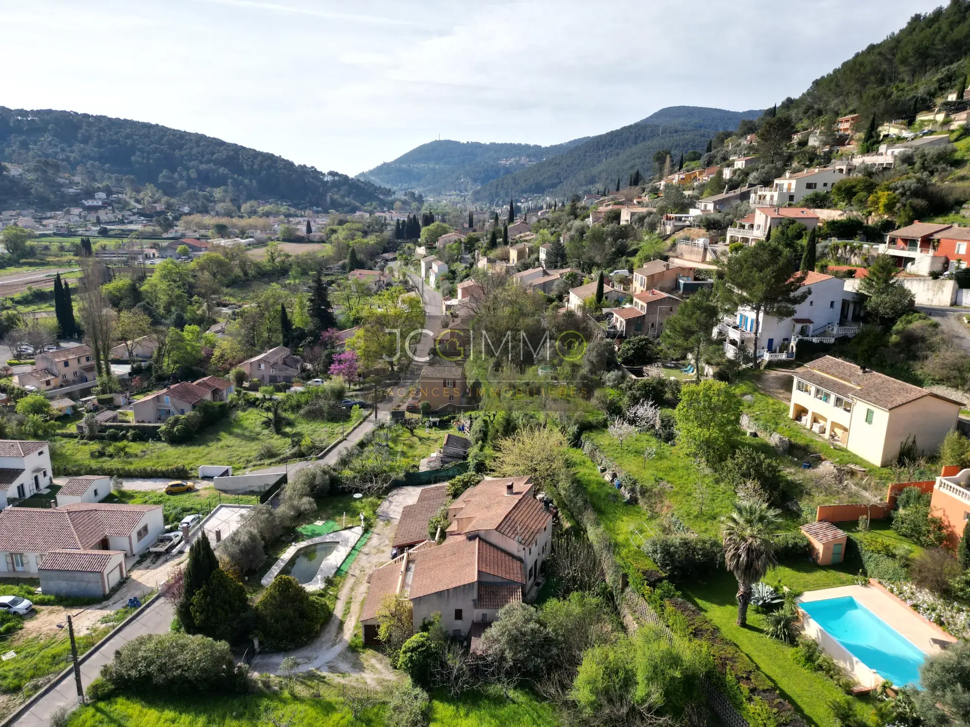 Terrain constructible viabilisé de 470 m² à Solliès-Toucas idéal pour maison lumineuse 