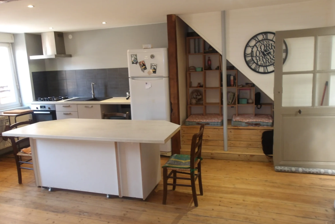 Maison de ville avec garage au cœur de Charlieu, calme et pratique 