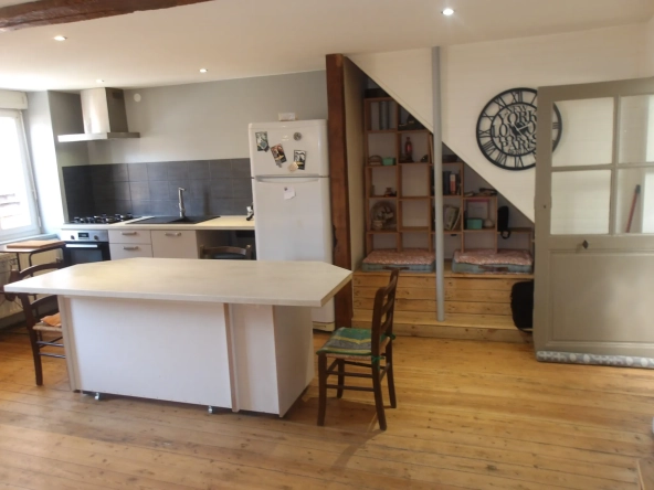 Maison de ville avec garage au cœur de Charlieu, calme et pratique 