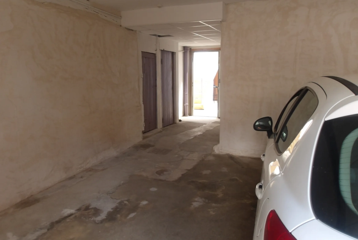 Maison de ville avec garage au cœur de Charlieu, calme et pratique 