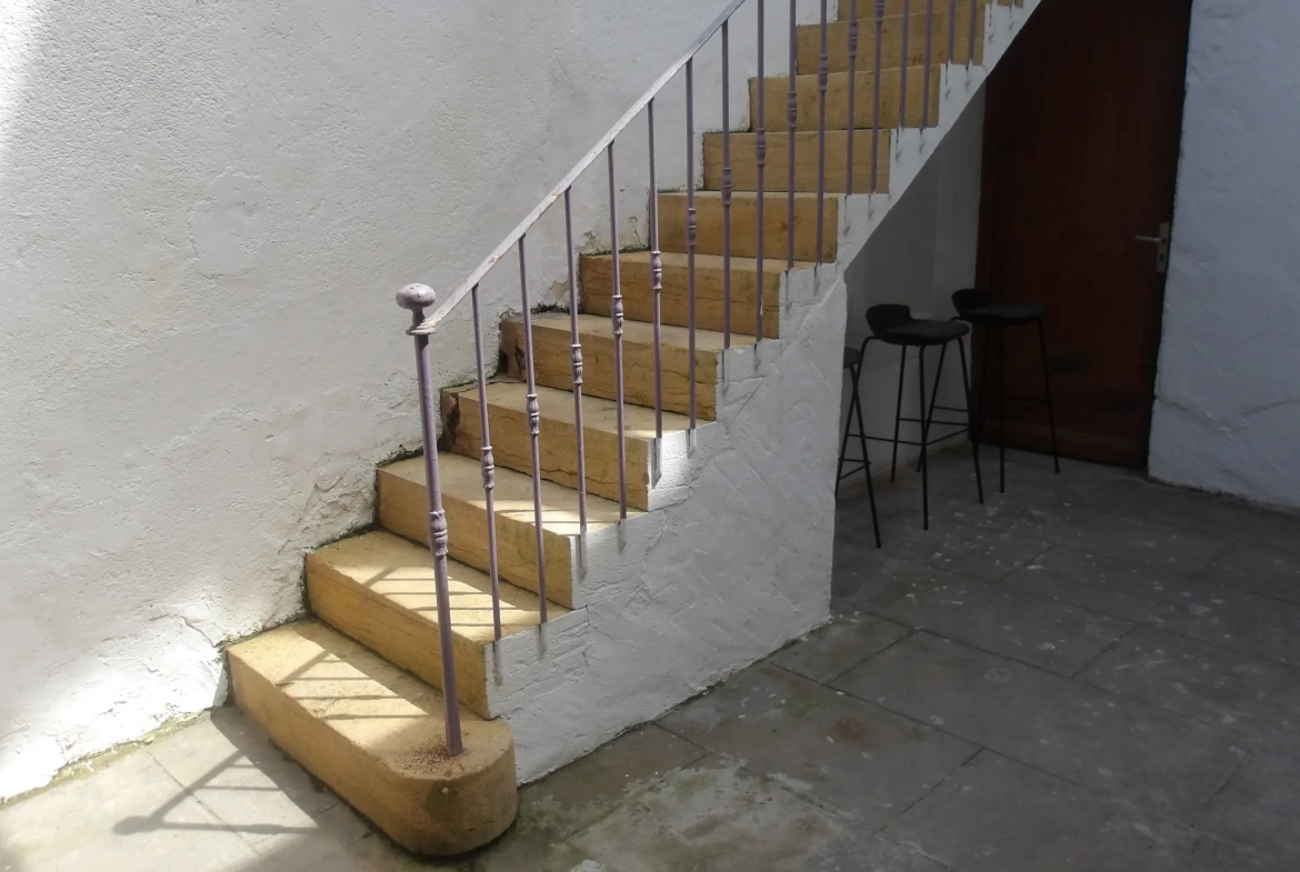 Maison de ville avec garage au cœur de Charlieu, calme et pratique 