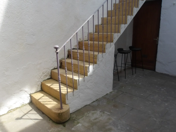 Maison de ville avec garage au cœur de Charlieu, calme et pratique 